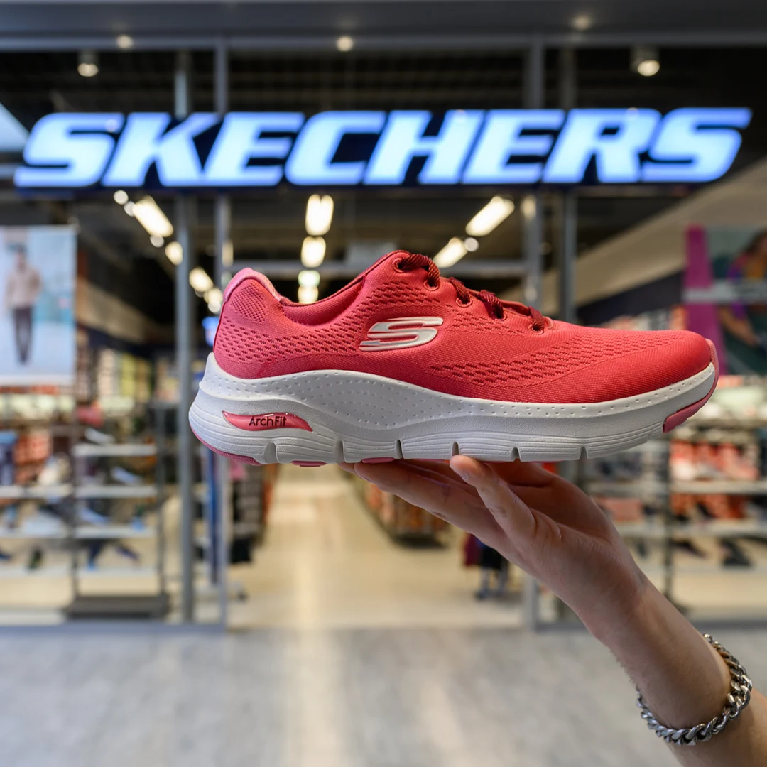 Shop kvalitets fodtøj til skarpe priser til hele familien hos Skechers i Taastrup. 